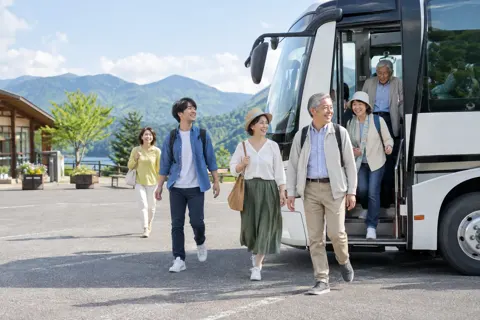 観光バスから降りるお客様たち（観光・体験・道の駅の写真 No.44）