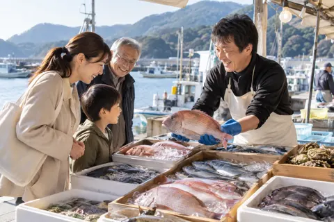 朝市で魚を売る店の人とお客様（観光・体験・道の駅の写真 No.45）