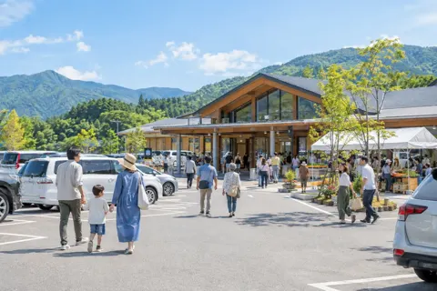 道の駅の建物と駐車場のにぎわい（観光・体験・道の駅の写真 No.47）