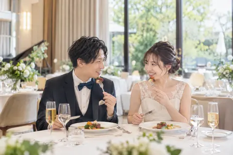 料理の試食をする二人（結婚式場・ウェディングの写真 No.28）