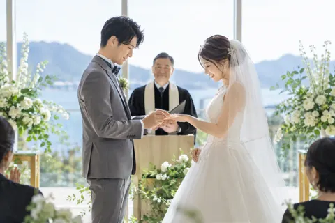 指輪の交換をする新郎新婦（結婚式場・ウェディングの写真 No.31）