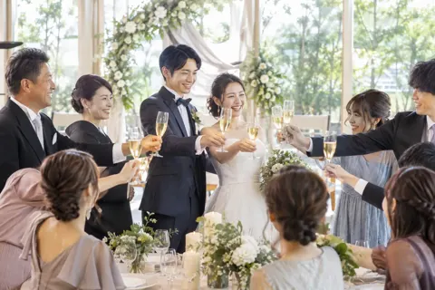 乾杯をするゲストたち（結婚式場・ウェディングの写真 No.35）