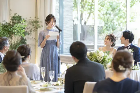 スピーチをする友人（結婚式場・ウェディングの写真 No.36）