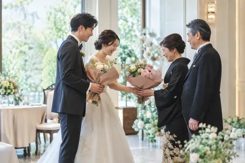 両親に花束を渡す新郎新婦（結婚式場・ウェディングの写真 No.37）