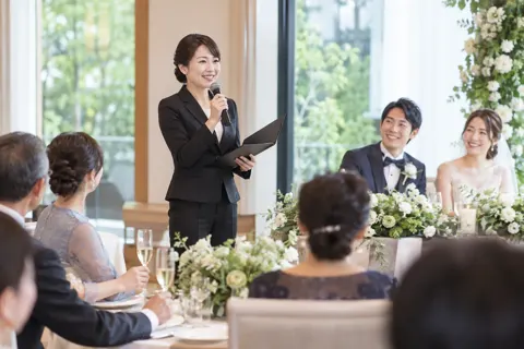 披露宴の司会をするスタッフ（結婚式場・ウェディングの写真 No.40）