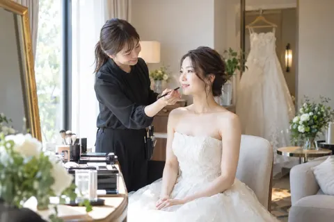 控室でメイクをしてもらう新婦（結婚式場・ウェディングの写真 No.42）