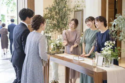 受付でゲストを迎える友人たち（結婚式場・ウェディングの写真 No.43）