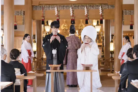 神殿での式で杯を持つ新郎新婦（結婚式場・ウェディングの写真 No.45）