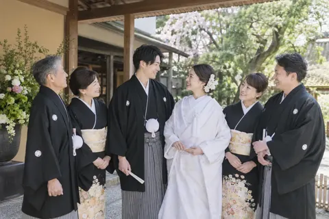 和装の新郎新婦と家族の集まり（結婚式場・ウェディングの写真 No.46）