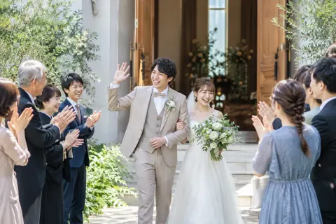 ゲストを見送る新郎新婦（結婚式場・ウェディングの写真 No.47）