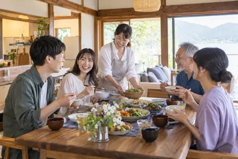 みんなで食卓を囲む旅行のお客様たちとオーナー（民泊・ゲストハウスの写真 No.19）