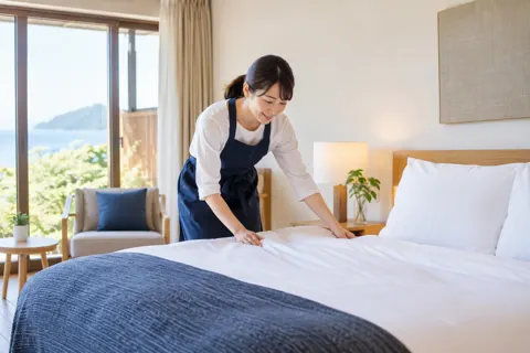 部屋をそうじするスタッフ（民泊・ゲストハウスの写真 No.24）
