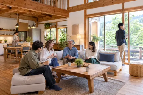 木のぬくもりのある共用のリビングの全体（民泊・ゲストハウスの写真 No.36）