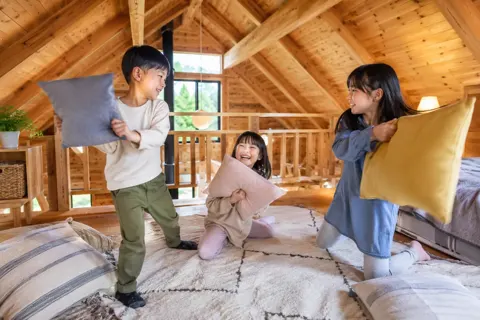 コテージのロフトで遊ぶ子どもたち（ペンション・コテージの写真 No.22）