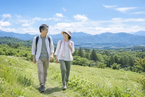 高原を散歩する夫婦（ペンション・コテージの写真 No.30）