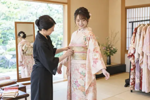着付けをするスタッフとお客様（レンタル衣装・貸衣装の写真 No.27）