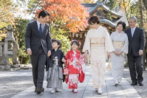 七五三の着物を着た子どもと家族（レンタル衣装・貸衣装の写真 No.33）