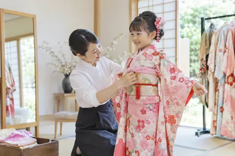 子どもに着物を着せるスタッフ（レンタル衣装・貸衣装の写真 No.34）