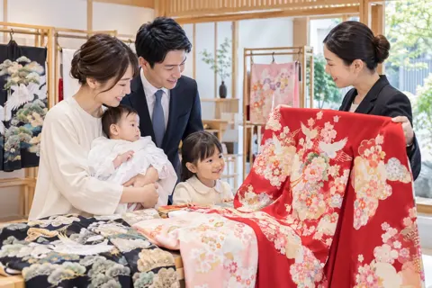 お宮参りの衣装を選ぶ家族（レンタル衣装・貸衣装の写真 No.35）