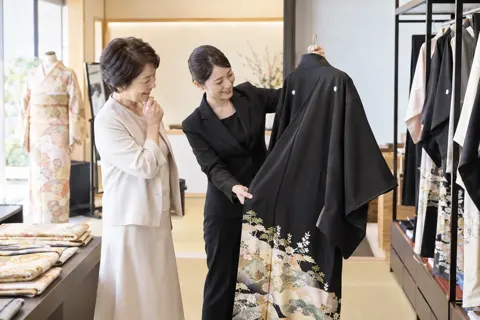 留袖を選ぶ母親とスタッフ（レンタル衣装・貸衣装の写真 No.36）