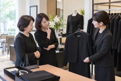 喪服を借りに来たお客様とスタッフ（レンタル衣装・貸衣装の写真 No.37）