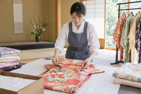 着物をたたむスタッフ（レンタル衣装・貸衣装の写真 No.43）
