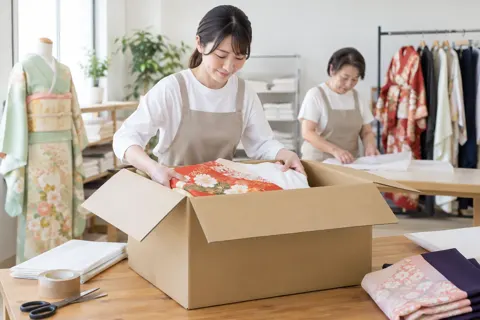 衣装を箱につめて送る準備をするスタッフ（レンタル衣装・貸衣装の写真 No.45）