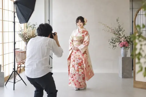 スタジオで着物姿の写真を撮ってもらうお客様（レンタル衣装・貸衣装の写真 No.46）
