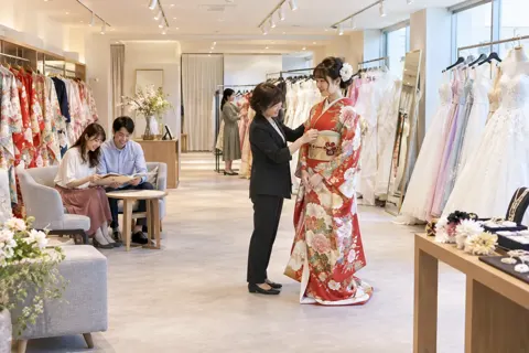 着物とドレスがならぶ店の中の全体（レンタル衣装・貸衣装の写真 No.48）