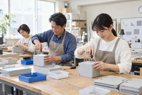作業台で製品を組み立てるスタッフ（その他（上記にない業種）の写真 No.31）