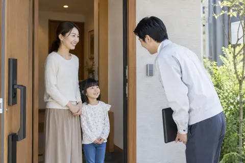 お客様の家の玄関であいさつをするスタッフ（その他（上記にない業種）の写真 No.36）