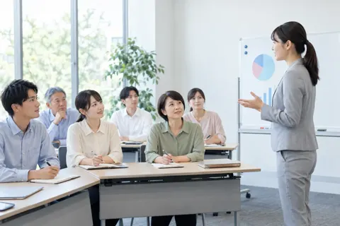 研修で話を聞くスタッフたち（その他（上記にない業種）の写真 No.39）