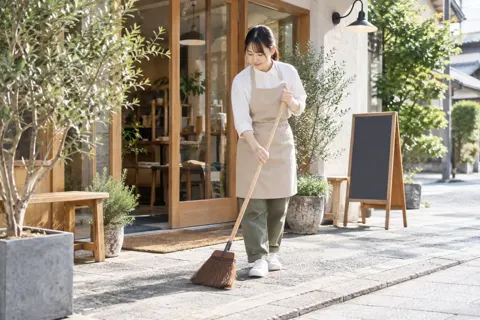 店の前を掃除するスタッフ（その他（上記にない業種）の写真 No.40）