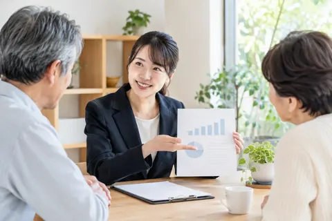 見積もりの紙を見せて説明するスタッフ（その他（上記にない業種）の写真 No.44）