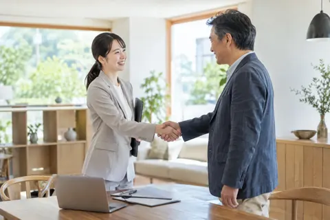 握手をするスタッフとお客様（その他（上記にない業種）の写真 No.45）