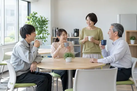 休憩室でお茶を飲みながら話すスタッフたち（その他（上記にない業種）の写真 No.46）