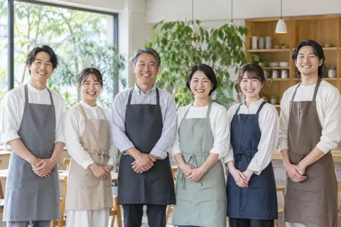 みんなでならんで笑うスタッフたち（その他（上記にない業種）の写真 No.47）
