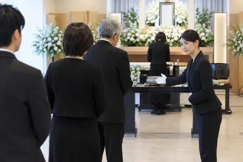 焼香の順番を案内するスタッフ（葬儀・葬祭・斎場の写真 No.30）