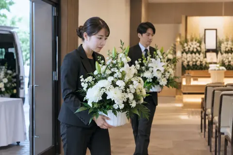 花屋が供花を運びこむ様子（葬儀・葬祭・斎場の写真 No.45）