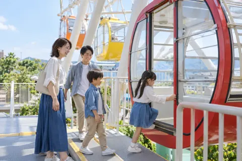 観覧車に乗りこむ家族（水族館・動物園・テーマパークの写真 No.27）