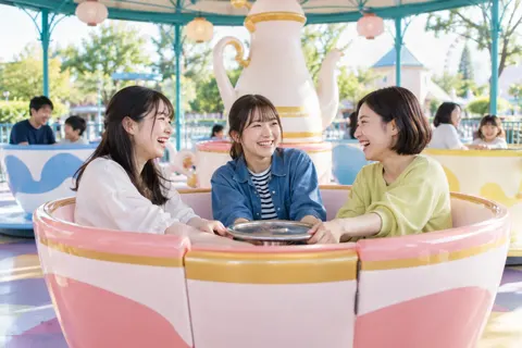 コーヒーカップの乗り物で笑う友だちどうし（水族館・動物園・テーマパークの写真 No.29）