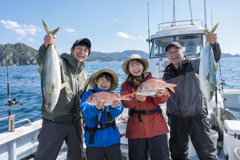 釣った魚を持って喜ぶお客様（釣り船・遊漁船の写真 No.20）