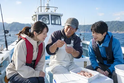 えさのつけ方を教える船長（釣り船・遊漁船の写真 No.22）