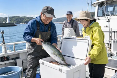 クーラーボックスに魚を入れるお客様（釣り船・遊漁船の写真 No.26）