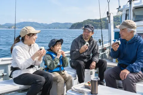 船の上でおにぎりを食べるお客様たち（釣り船・遊漁船の写真 No.27）