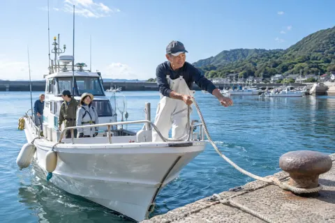 港に戻ってロープをかける船長（釣り船・遊漁船の写真 No.29）