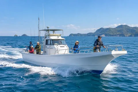 青い海の上を走る釣り船の全体（釣り船・遊漁船の写真 No.36）