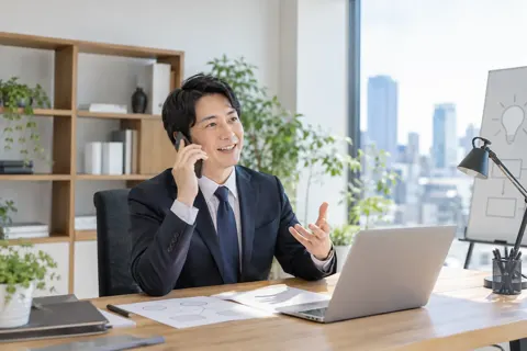 電話で発明した人と話す弁理士（弁理士・特許の写真 No.23）