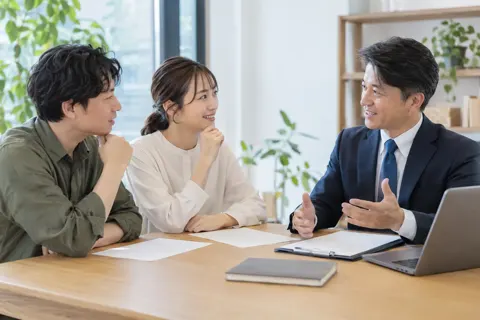 会社を作る二人の相談を受ける行政書士（行政書士の写真 No.19）