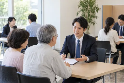 相談会の会場で順番に相談を受ける行政書士（行政書士の写真 No.23）
